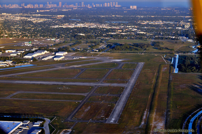 Opa-locka_executive_airport_(KOPF-OPF)_(8203525193)